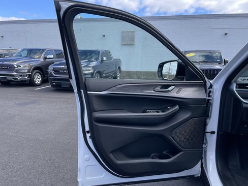 Certified 2023 Jeep Grand Cherokee Limited AWD/4WD image 33