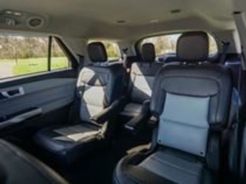 Used 2022 Ford Explorer XLT w/ Equipment Group 202A image 12