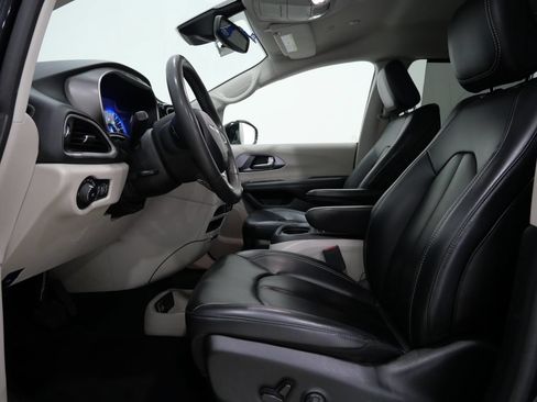 Used 2024 Chrysler Pacifica Touring-L FWD image 12