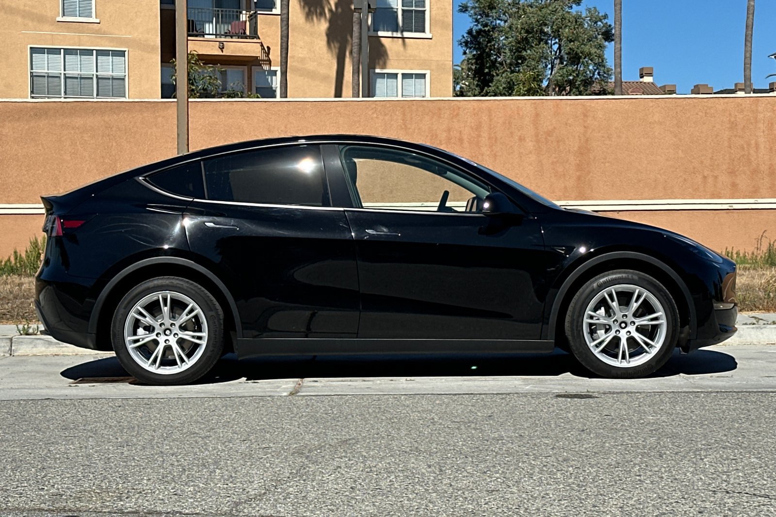 Used 2024 Tesla Model Y Long Range AWD/4WD image 3