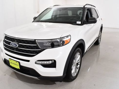 Used 2023 Ford Explorer XLT w/ Equipment Group 202A AWD/4WD image 2