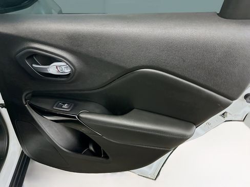 Used 2021 Jeep Cherokee Latitude Plus image 30