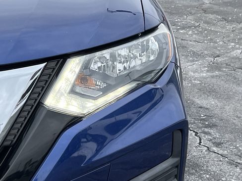 Used 2017 Nissan Rogue SV image 8