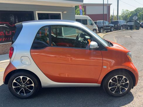 Used 2016 smart fortwo passion RWD image 5