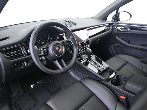 Used 2026 Porsche Macan AWD/4WD image 4