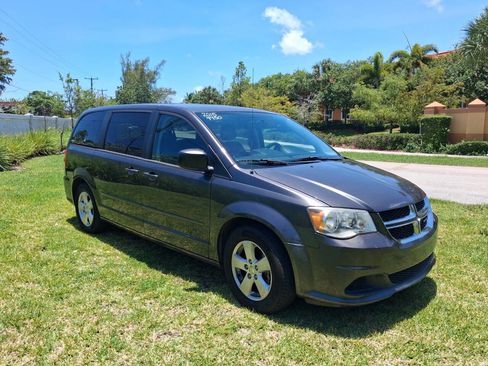 Used 2015 Dodge Grand Caravan SE w/ Quick Order Package 29E SE FWD image 2