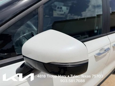 Used 2025 Kia Carnival FWD image 4