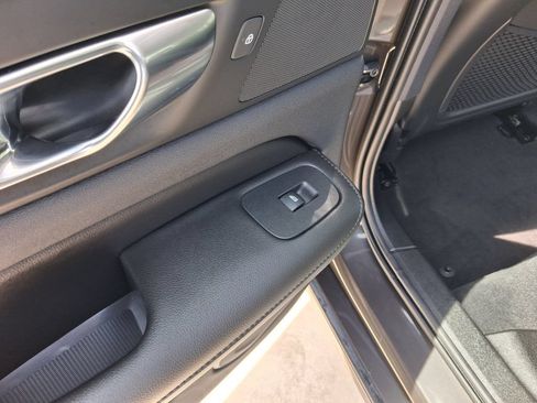 Used 2023 Volvo S60 B5 Core FWD image 12