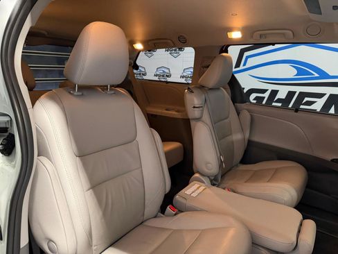 Used 2020 Toyota Sienna XLE Premium w/ Carpet Mat Package image 24