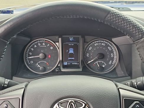 Used 2022 Toyota Tacoma TRD Off-Road w/ Technology Package image 10