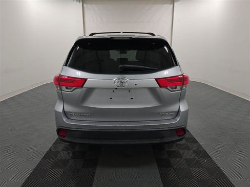 Used 2017 Toyota Highlander XLE w/ Carpet Mat Package AWD/4WD image 5