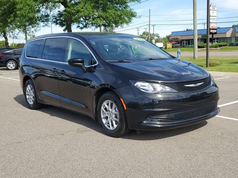Used 2022 Chrysler Voyager LX FWD image 2