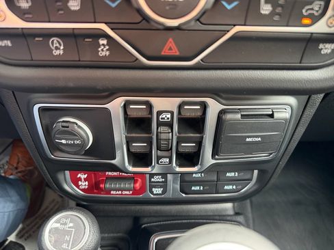 Used 2024 Jeep Wrangler Unlimited Rubicon w/ Convenience Group AWD/4WD image 34