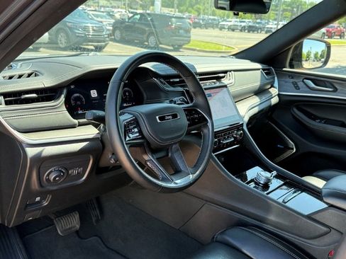Used 2022 Jeep Grand Cherokee Overland w/ Luxury Tech Group IV AWD/4WD image 13