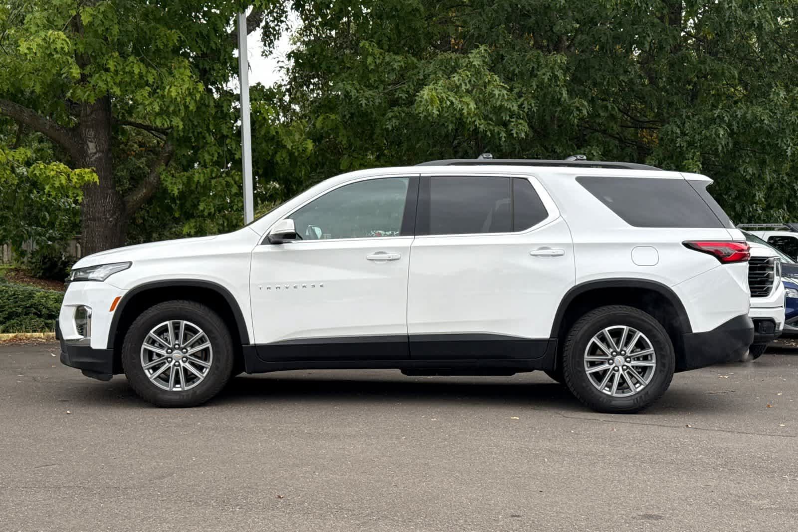 Used 2023 Chevrolet Traverse LT w/ LPO, Cargo Package AWD/4WD image 5