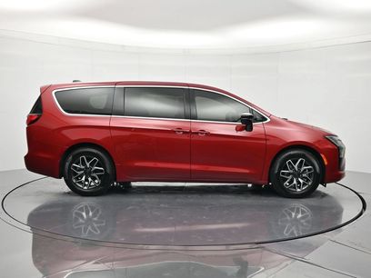 New 2027 Chrysler Pacifica Limited w/ Family Tech Group
