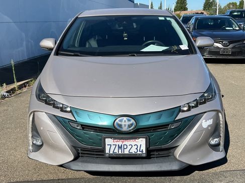 Used 2017 Toyota Prius Prime Advanced w/ Carpet Mat Package FWD image 2