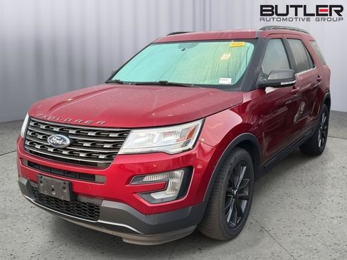 Used 2017 Ford Explorer XLT w/ Equipment Group 202A FWD image 2