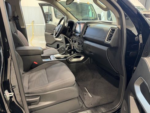 Used 2024 Nissan Frontier SV w/ Technology Package AWD/4WD image 11