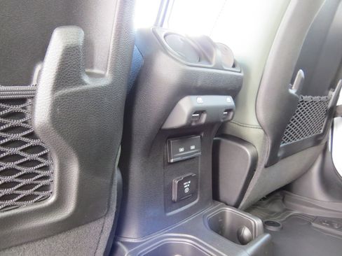 New 2025 Jeep Gladiator Mojave image 18