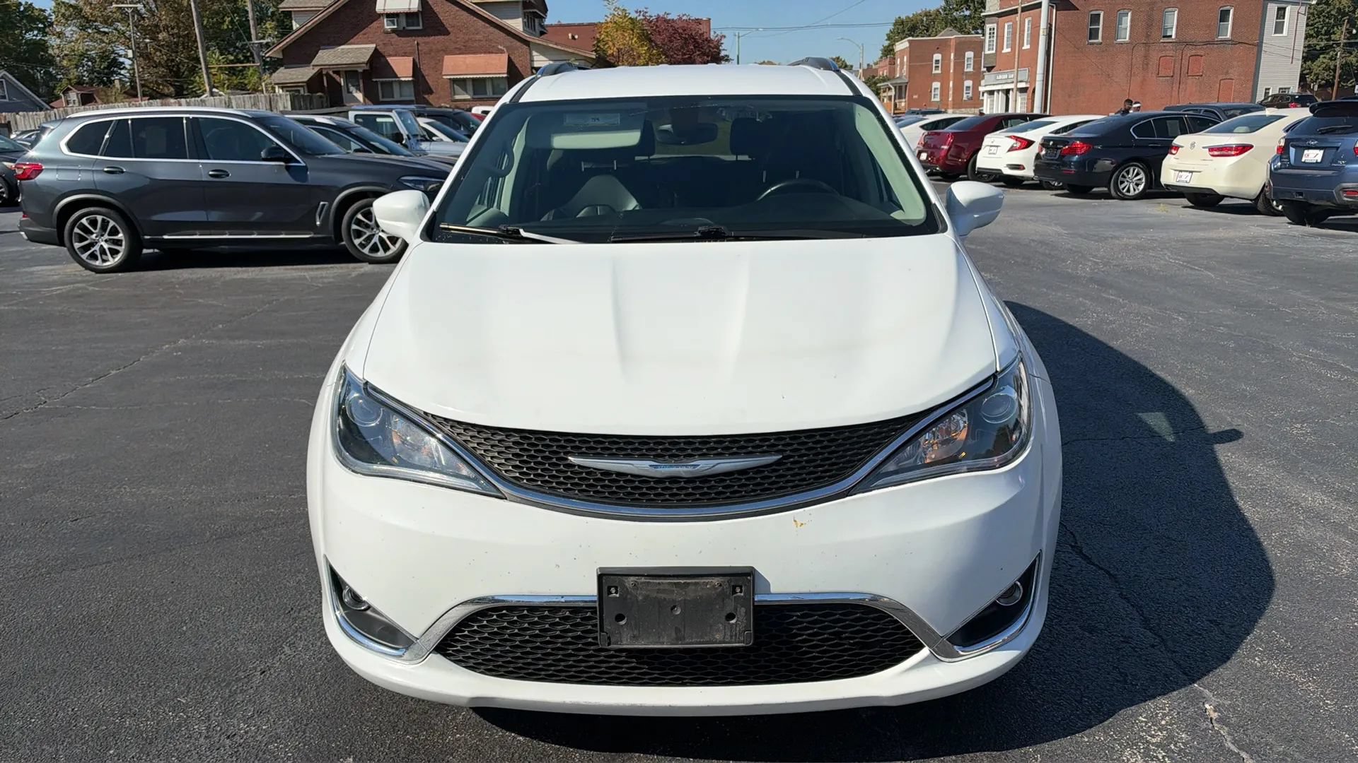 Used 2018 Chrysler Pacifica Touring-L w/ Tire & Wheel Group FWD image 2