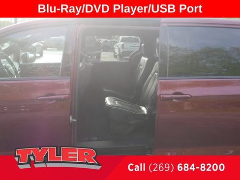 Used 2023 Chrysler Pacifica Limited w/ Uconnect Theater Family Group FWD image 20
