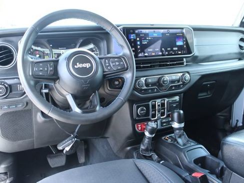 Used 2024 Jeep Wrangler Unlimited Rubicon 4xe AWD/4WD image 15
