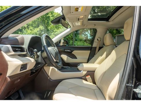 Used 2022 Toyota Highlander XLE FWD image 11