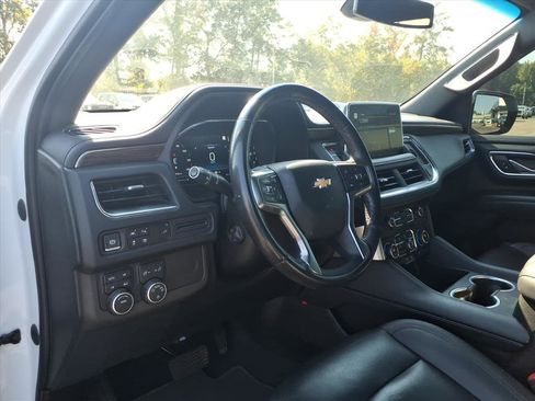 Used 2022 Chevrolet Suburban LT w/ Luxury Package image 8