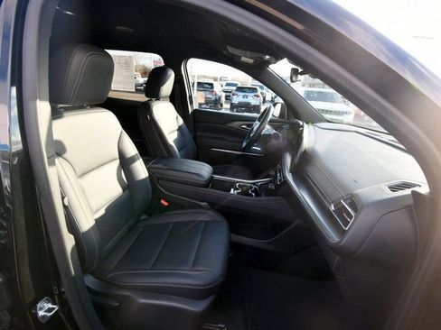 Used 2025 Chevrolet Traverse LT image 34