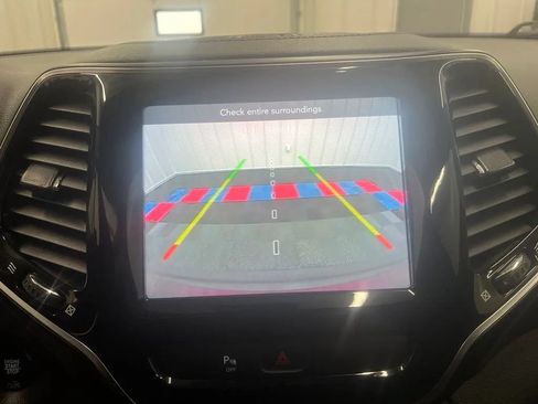Used 2019 Jeep Cherokee Limited AWD/4WD image 21
