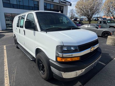 Used 2022 Chevrolet Express 2500 w/ Driver Convenience Package RWD image 4