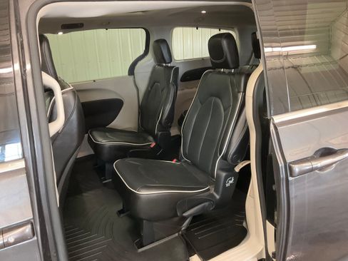 Used 2022 Chrysler Pacifica Limited AWD/4WD image 19