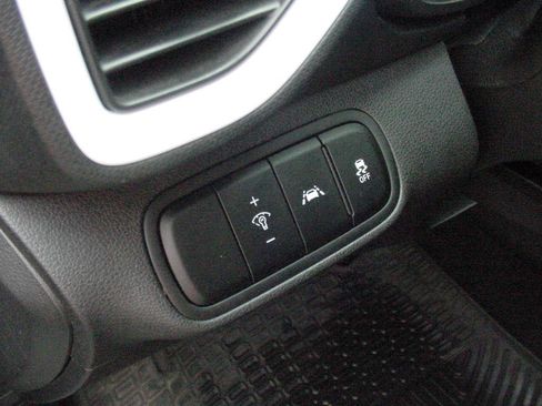 Used 2022 Hyundai Venue Limited image 12