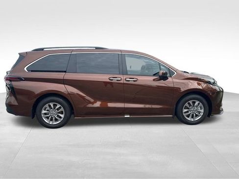 Used 2024 Toyota Sienna XLE image 12