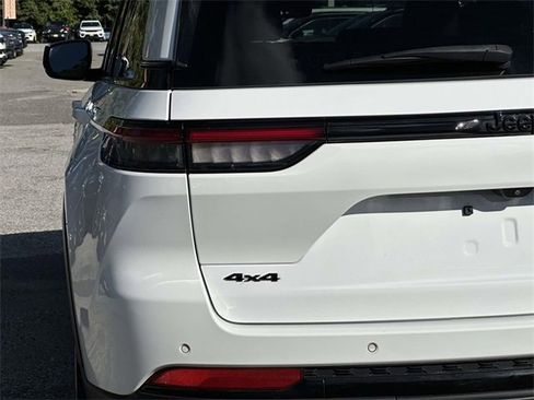 Certified 2023 Jeep Grand Cherokee Altitude image 11