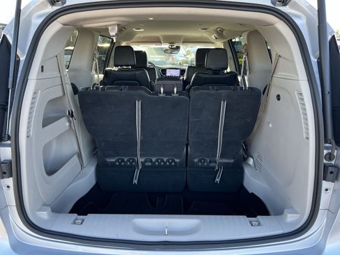 Used 2024 Chrysler Pacifica Touring-L FWD image 25