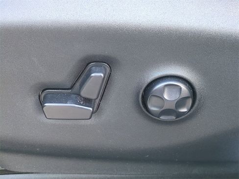 Used 2018 Chrysler Pacifica Limited w/ Tire & Wheel Group image 22