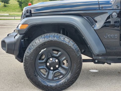 Used 2025 Jeep Wrangler Unlimited Sport AWD/4WD image 9