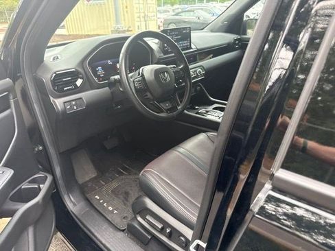 Used 2025 Honda Pilot Black Edition image 8