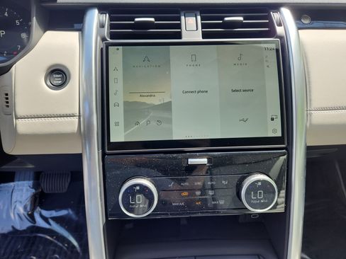 Used 2025 Land Rover Discovery S image 17