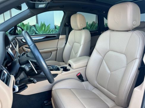 Certified 2023 Porsche Macan AWD/4WD image 5