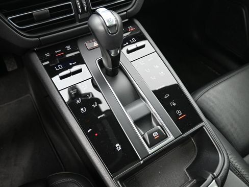 Certified 2025 Porsche Macan AWD/4WD image 24