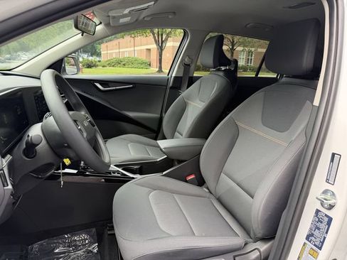 Certified 2025 Kia Niro LX FWD image 11