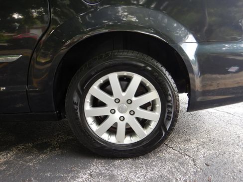 Used 2014 Chrysler Town & Country Touring FWD image 27