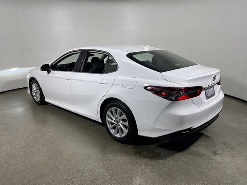 Certified 2022 Toyota Camry LE image 5