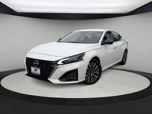 Used 2025 Nissan Altima 2.5 SV FWD image 1