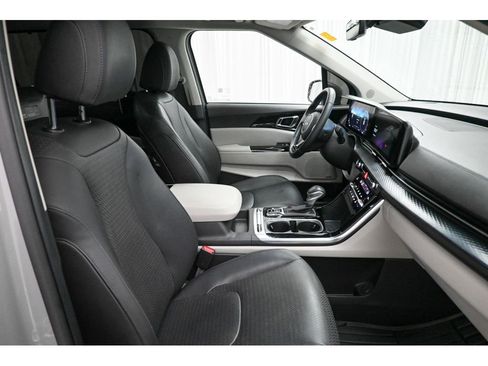 Used 2022 Kia Carnival SX Prestige image 16