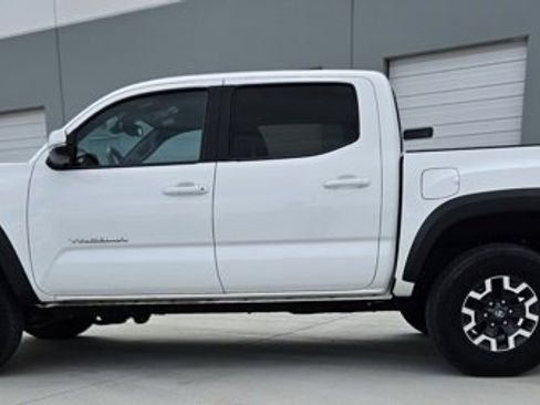 Used 2023 Toyota Tacoma TRD Off-Road image 2