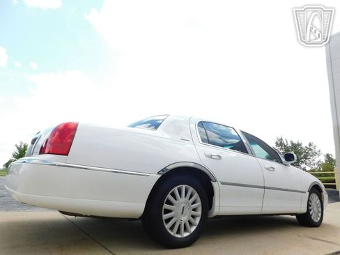 Used 2003 Lincoln Town Car Executive image 22